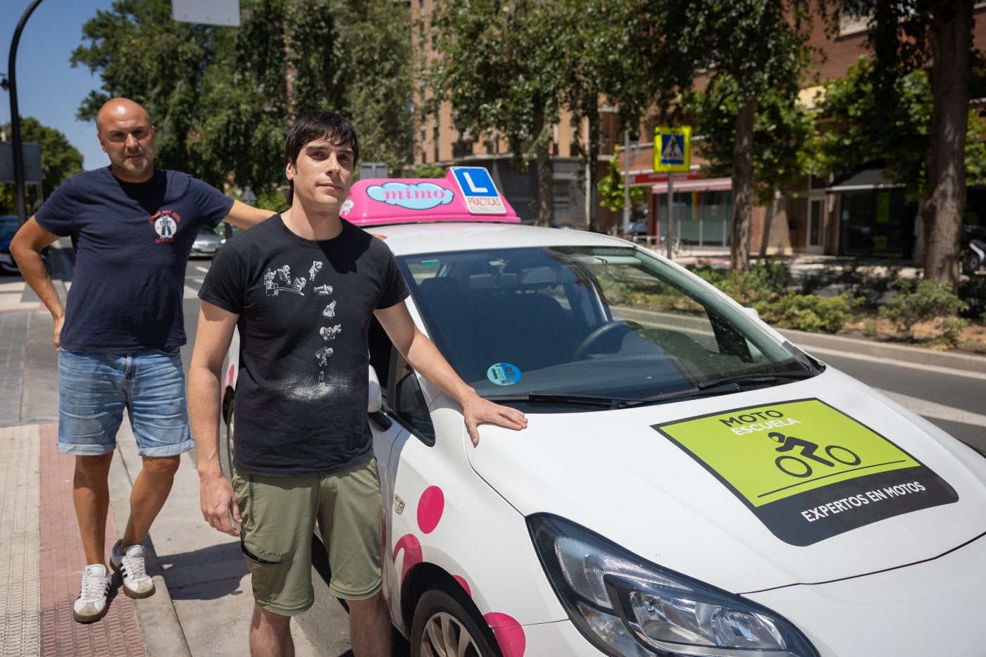 El profesor de autoescuela Jorge Orbiso y el alumno Javier Rosado, junto a un vehículo de aprendizaje, antes de una clase práctica.