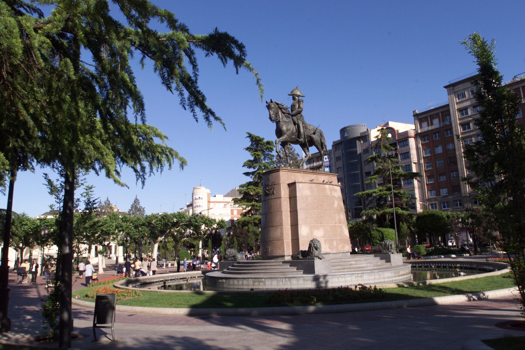 Estatua del General Espartero en el Paseo del Espolón.