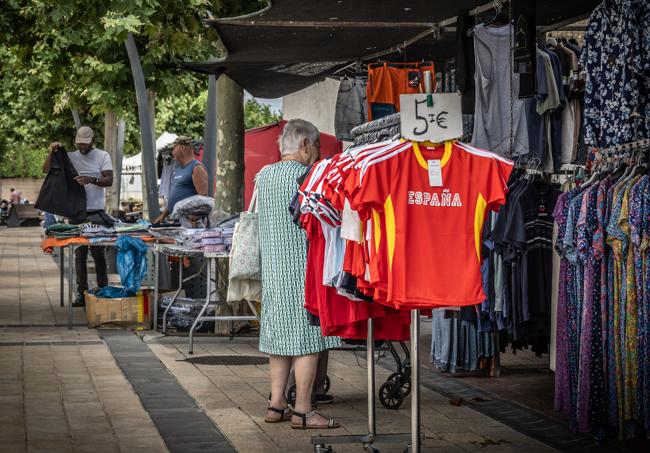 Una camiseta de España en venta en el mercadillo de Pradejón.