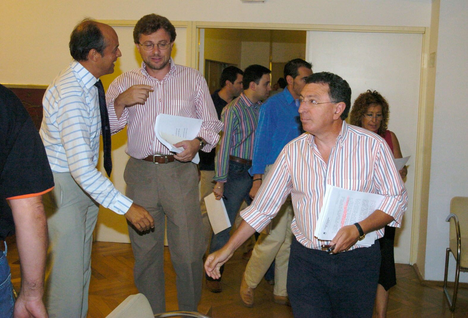 Zaldívar se dirige al alcalde Revuelta, en presencia de Tomás Santos, durante un receso en un pleno,