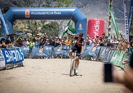 David Valero celebra su triunfo en Baza.