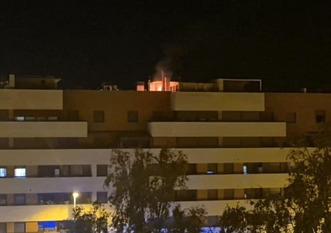 Así se veía el fuego antes de que llegaran los bomberos.