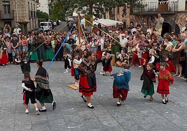El grupo infantil baila en la plaza Alberta Martínez de Ortigosa.