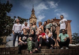 Vecinos de Pradejón, de origen español y extranjero, juntos en la plaza del pueblo este viernes.