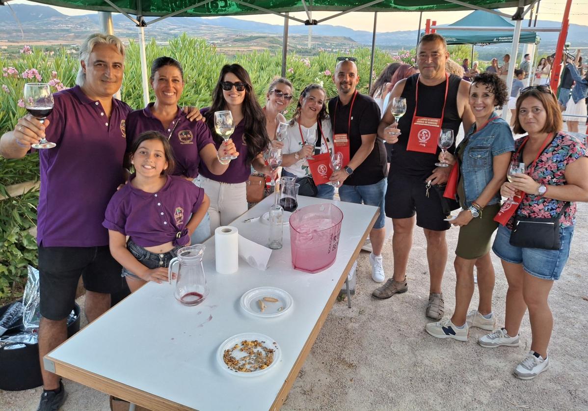Guillermo Pérez, presidente de la asociación de las bodegas de Villamediana, posa con parte de la organización y otros visitantes de la jornada.