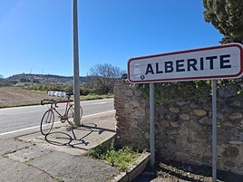 Una bicicleta, junto al cartel de entrada de Alberite, a pie de la LR-255, por donde transcurrirá el carril ciclopeatonal.