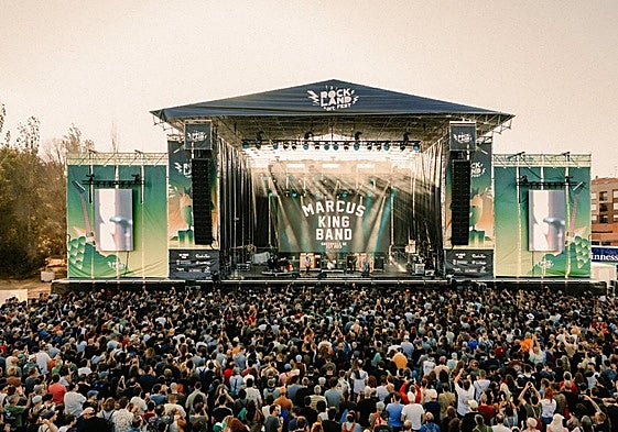 Miles de personas disfrutan en el recinto del festival de la actuación de Marcus King este pasado domingo.