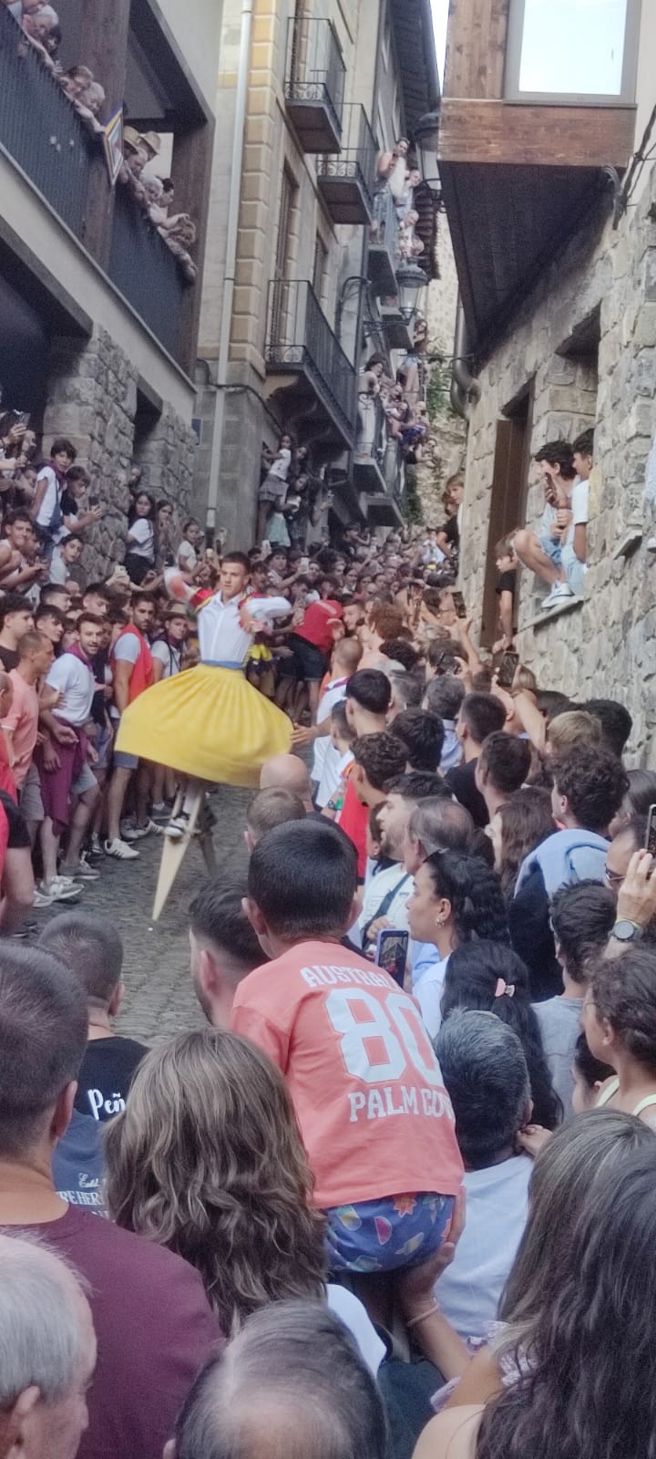 Los danzadores de Anguiano vuelven a bajar la cuesta
