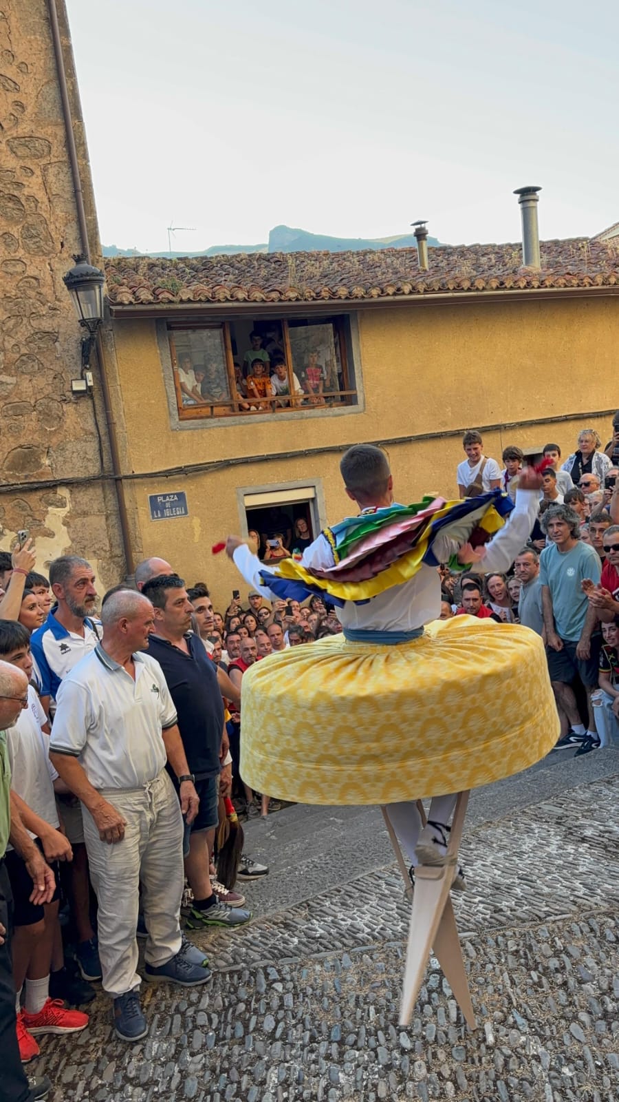Los danzadores de Anguiano vuelven a bajar la cuesta