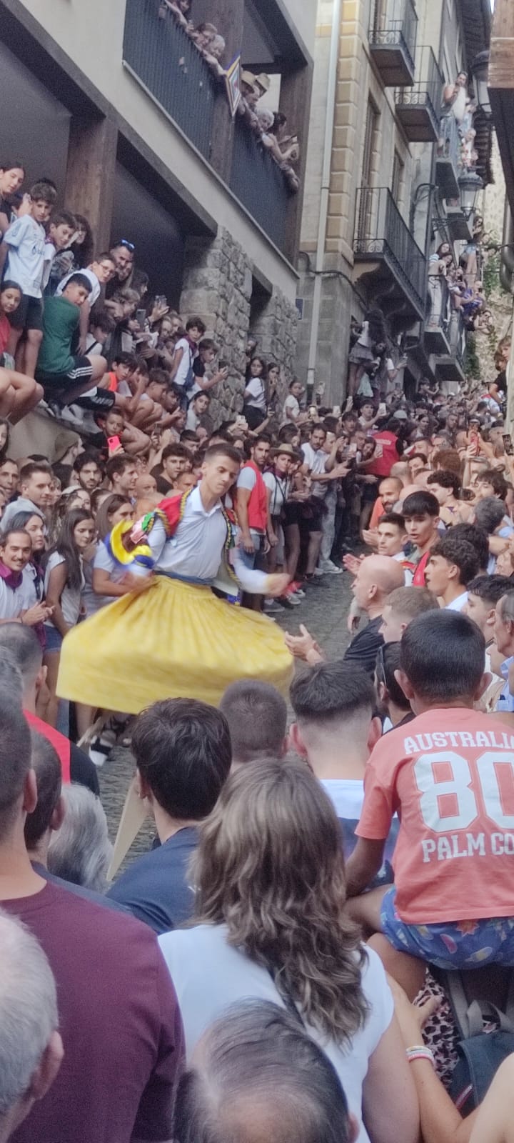 Los danzadores de Anguiano vuelven a bajar la cuesta