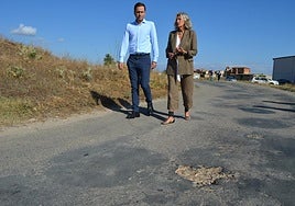 Daniel Osés y Mónica Arceiz, recorriendo esta mañana la carretera de Murillo y pasando cerca de un bache.