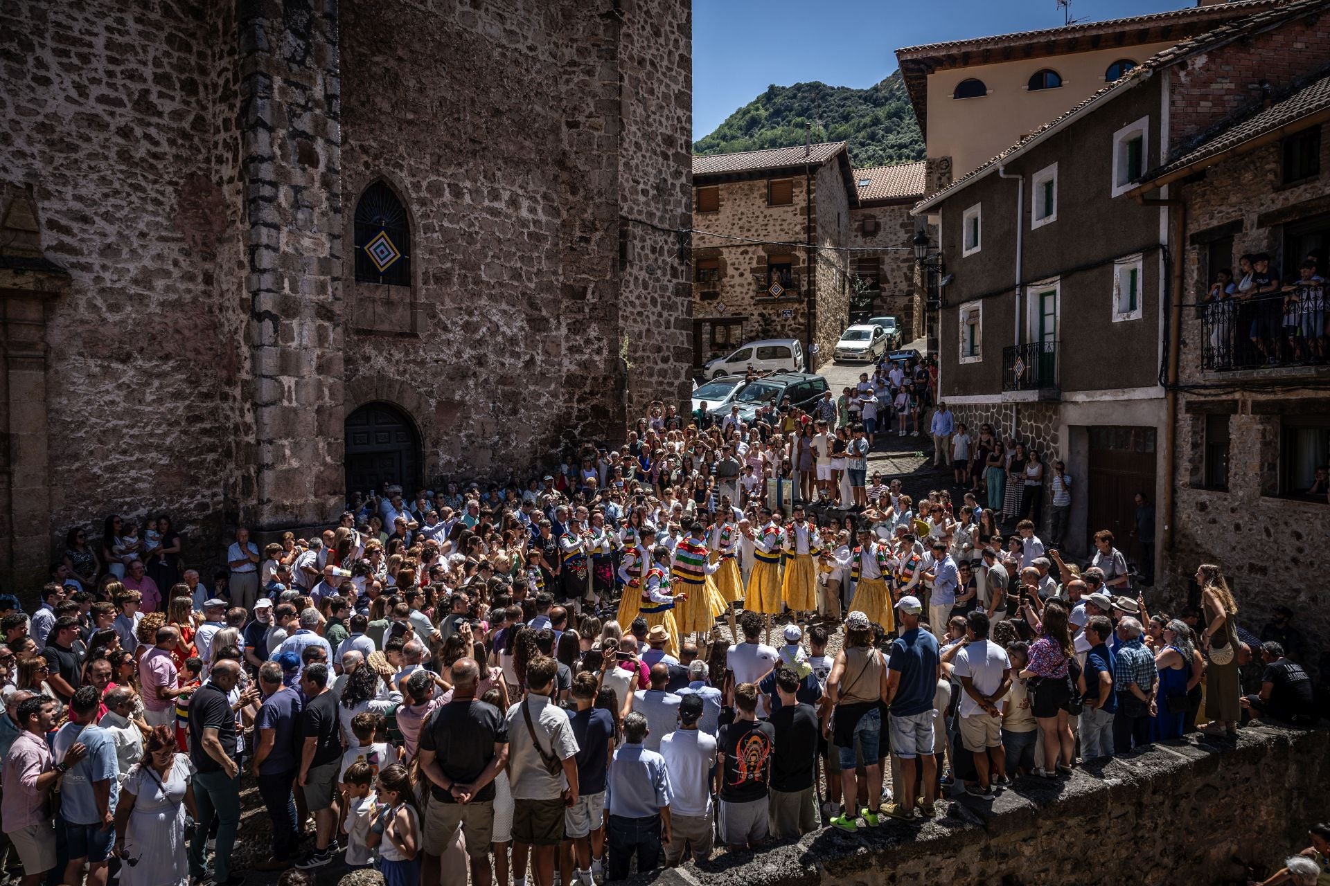 La bajada de los danzadores de Anguiano, en imágenes