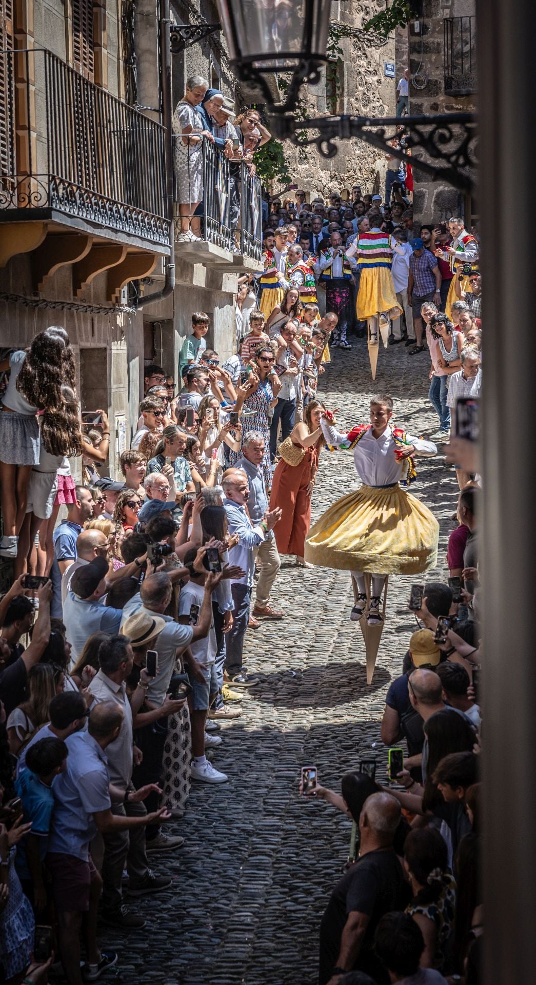 La bajada de los danzadores de Anguiano, en imágenes