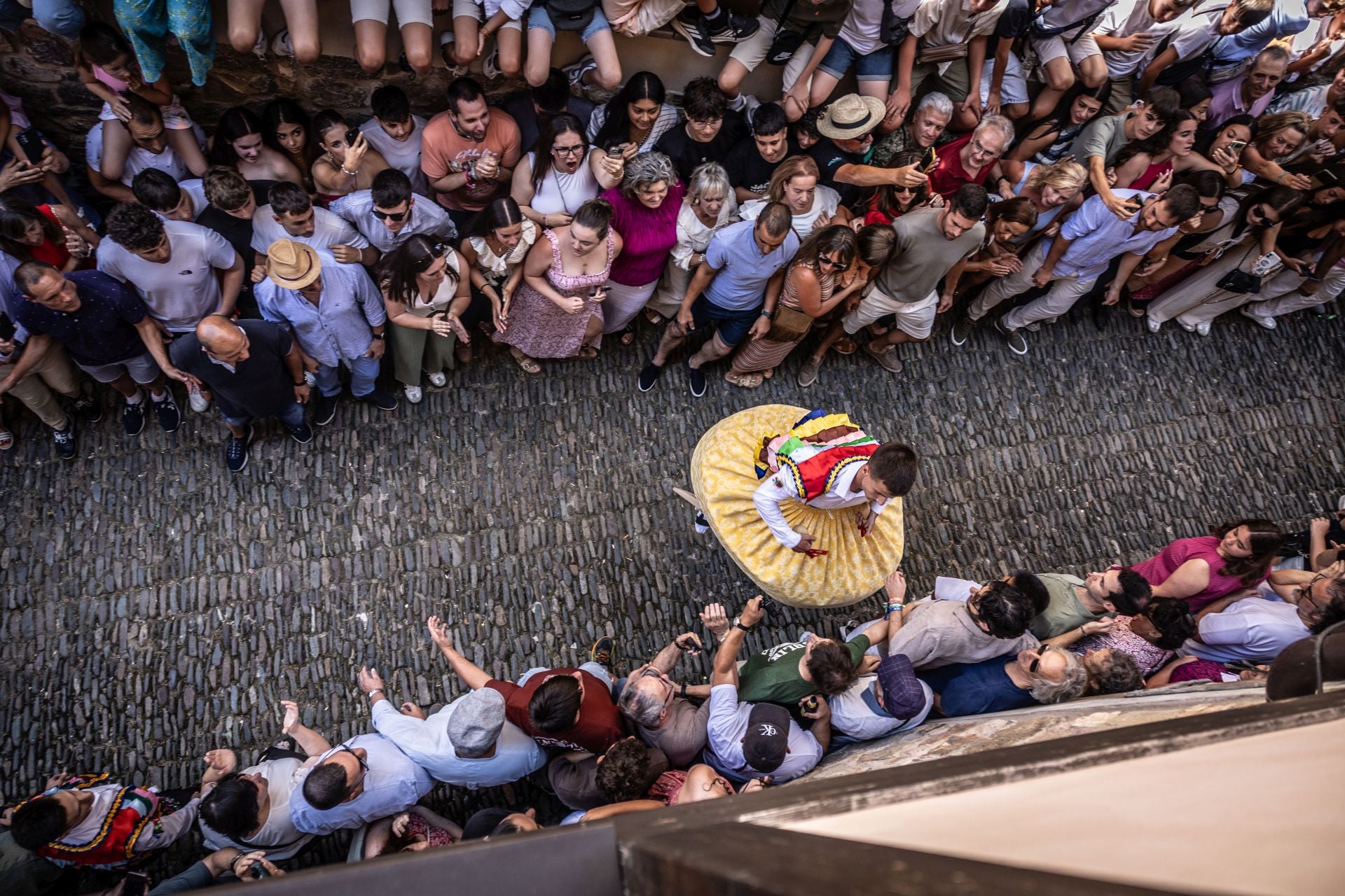 La bajada de los danzadores de Anguiano, en imágenes