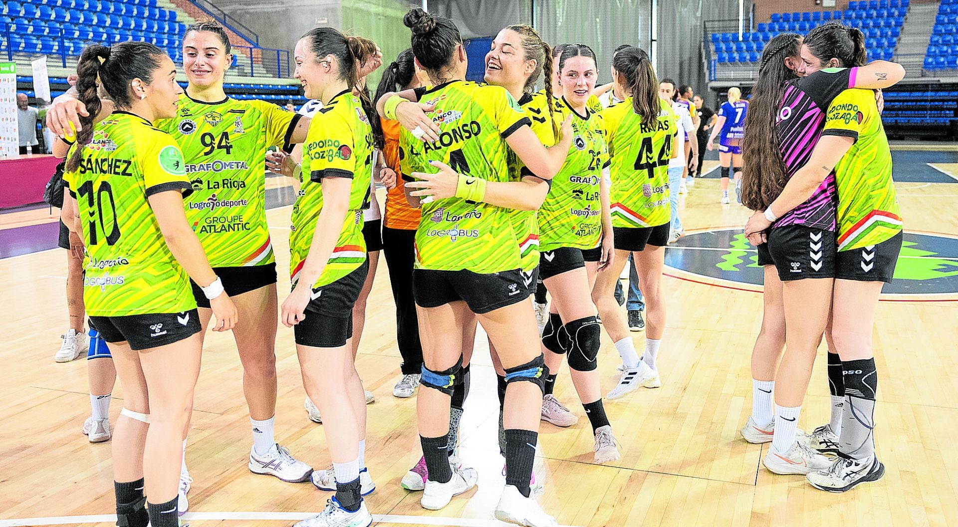 Las jugadoras del Grafometal festejan su permanencia en la categoría.