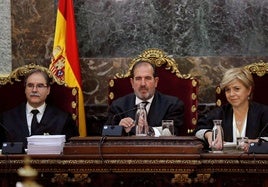Andrés Martínez Arrieta, en el centro, durante una vista en el Tribunal Supremo