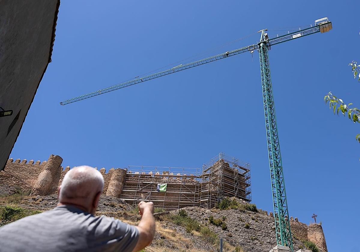 Un vecino de Clavijo señala el castillo en obras.