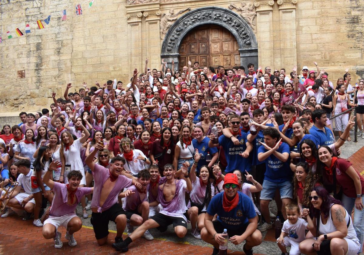 Las cuadrillas de jóvenes recorrieron el pueblo durante el ¡Agua va! con la charanga Los Zierrabares. Al pasar por la iglesia de Santa Ana posaron para la foto.