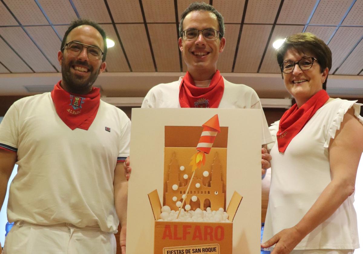 El edil Alberto Martínez y la alcaldesa Yolanda Preciado, junto a Óscar Ruiz Atienza.