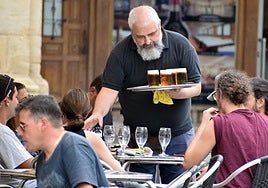 Un camarero atiende una mesa en Logroño.