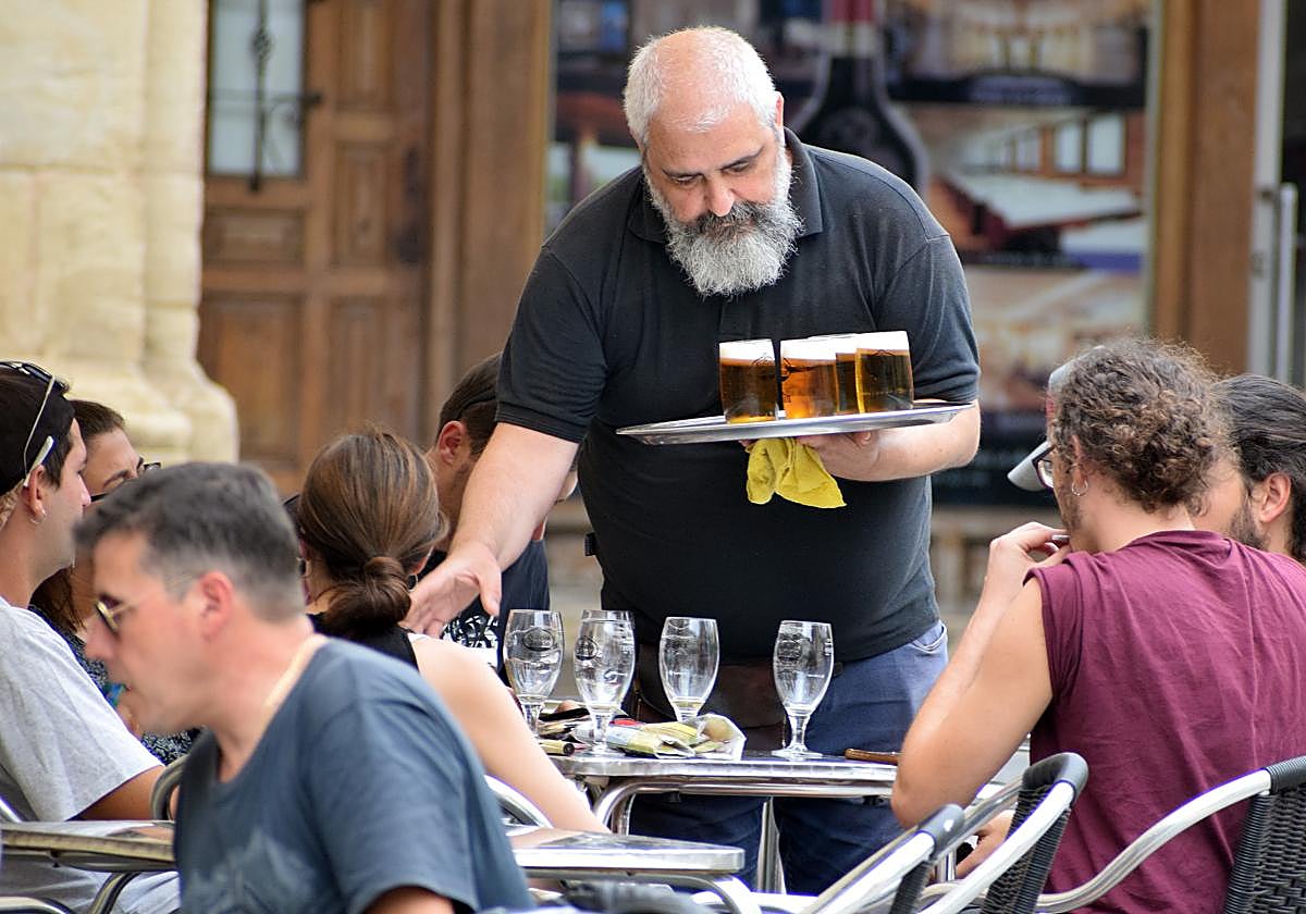 Un camarero atiende una mesa en Logroño.