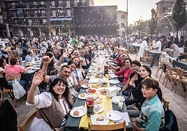 La plaza Mayor de Albelda, con los participantes empezando a cenar.