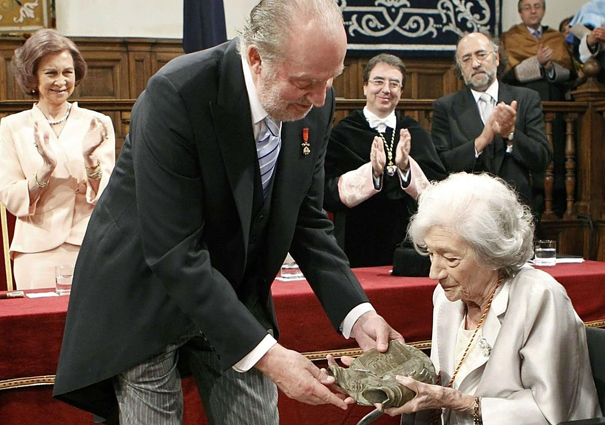 Juan Carlos entregó el Premio Cervantes a Ia escritora.
