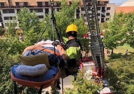 Maniobra de salvamento por parte de un equipo de los Bomberos de Logroño.