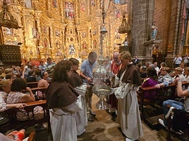 Momento en el que se prepara el botafumeiro para ser volado.