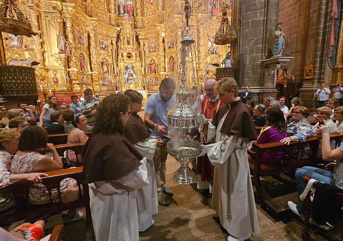 Momento en el que se prepara el botafumeiro para ser volado.