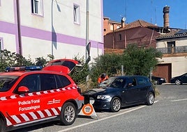 El turismo del denunciado, en el control tras el coche patrulla.