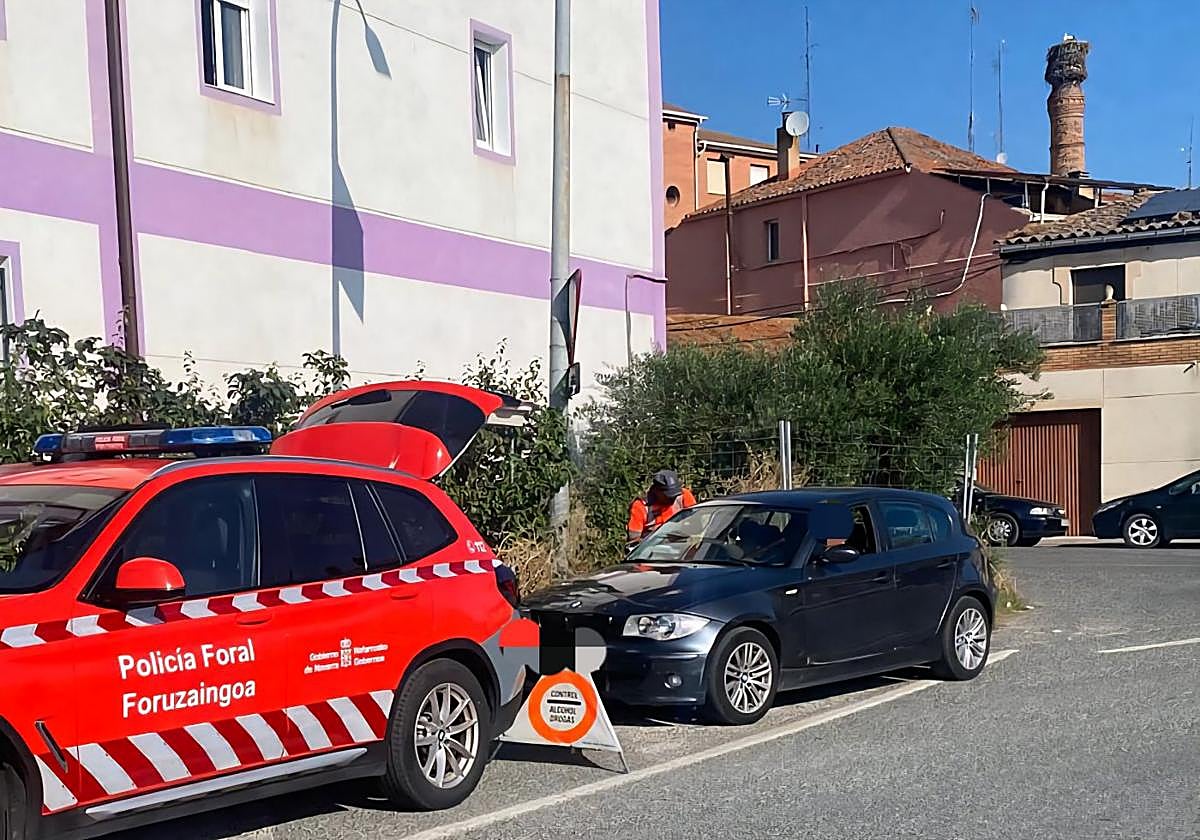 El turismo del denunciado, en el control tras el coche patrulla.