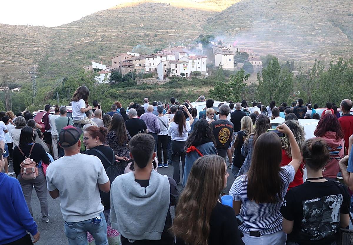 Las chimeneas echaron humo de colores como una petición de atención a la aldea.