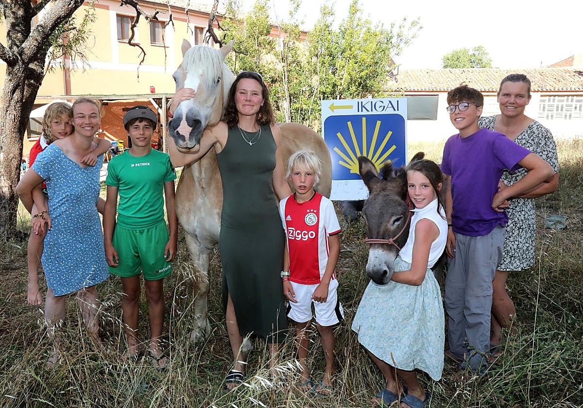 De izquierda a derecha, Joop, Rose, Sebastian, el caballo Quartz, Inés, Melchior, el burro Dumbo, Alexia, Arthur y María, en el albergue de peregrinos Ikigai de Navarrete.