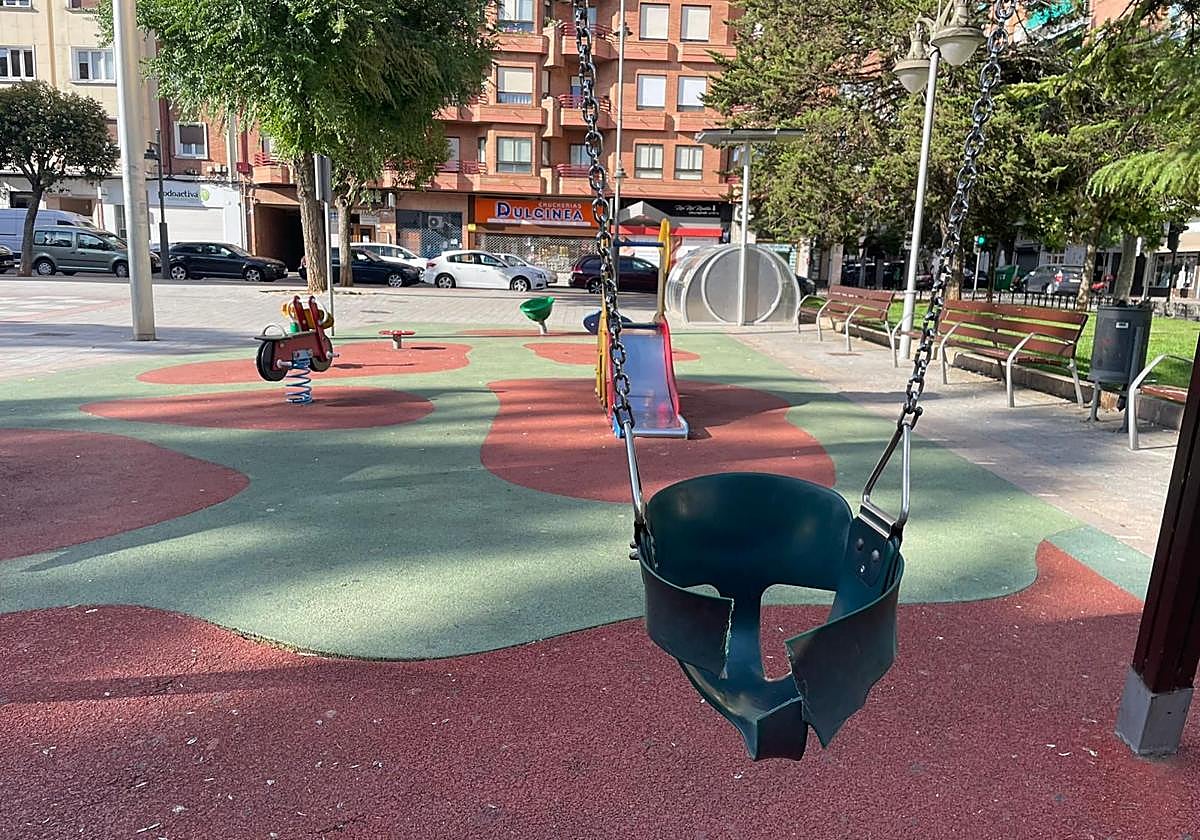 Los columpios del parque Gallarza no se pueden utilizar, hoy en La Guindilla.