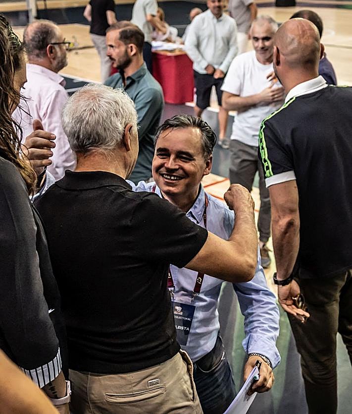 Imagen secundaria 2 - Gustavo Sáenz finiquita el &#039;alonsismo&#039; en el fútbol riojano