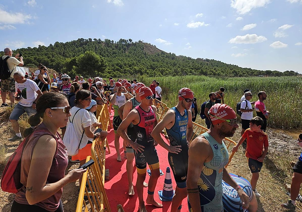 Participantes en el momento de comenzar la prueba de natación.