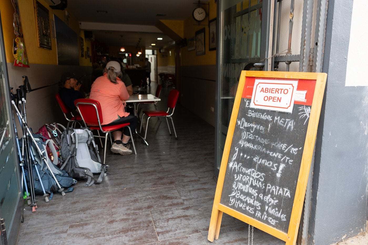 Varias personas hacen un alto y toman un aperitivo en el bar El Descanso del Peregrino, en Azofra.
