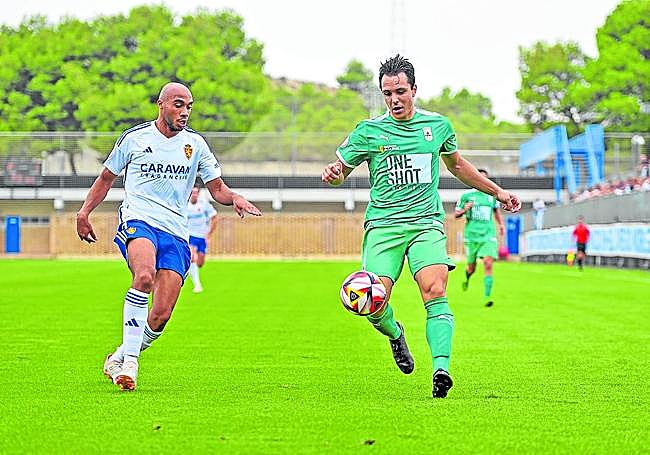 Orodea intenta controlar el balón en un partido entre Náxara y Aragón.