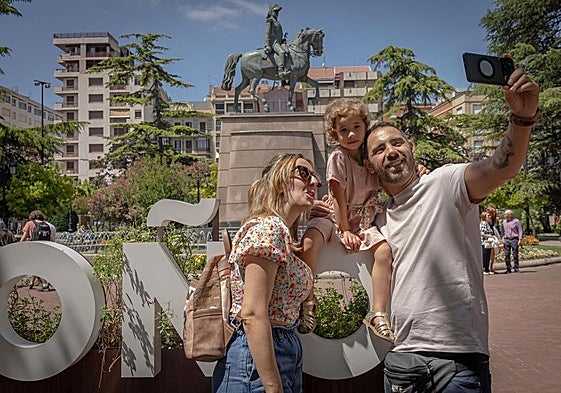 La familia portuguesa en el cartel de Logroño.