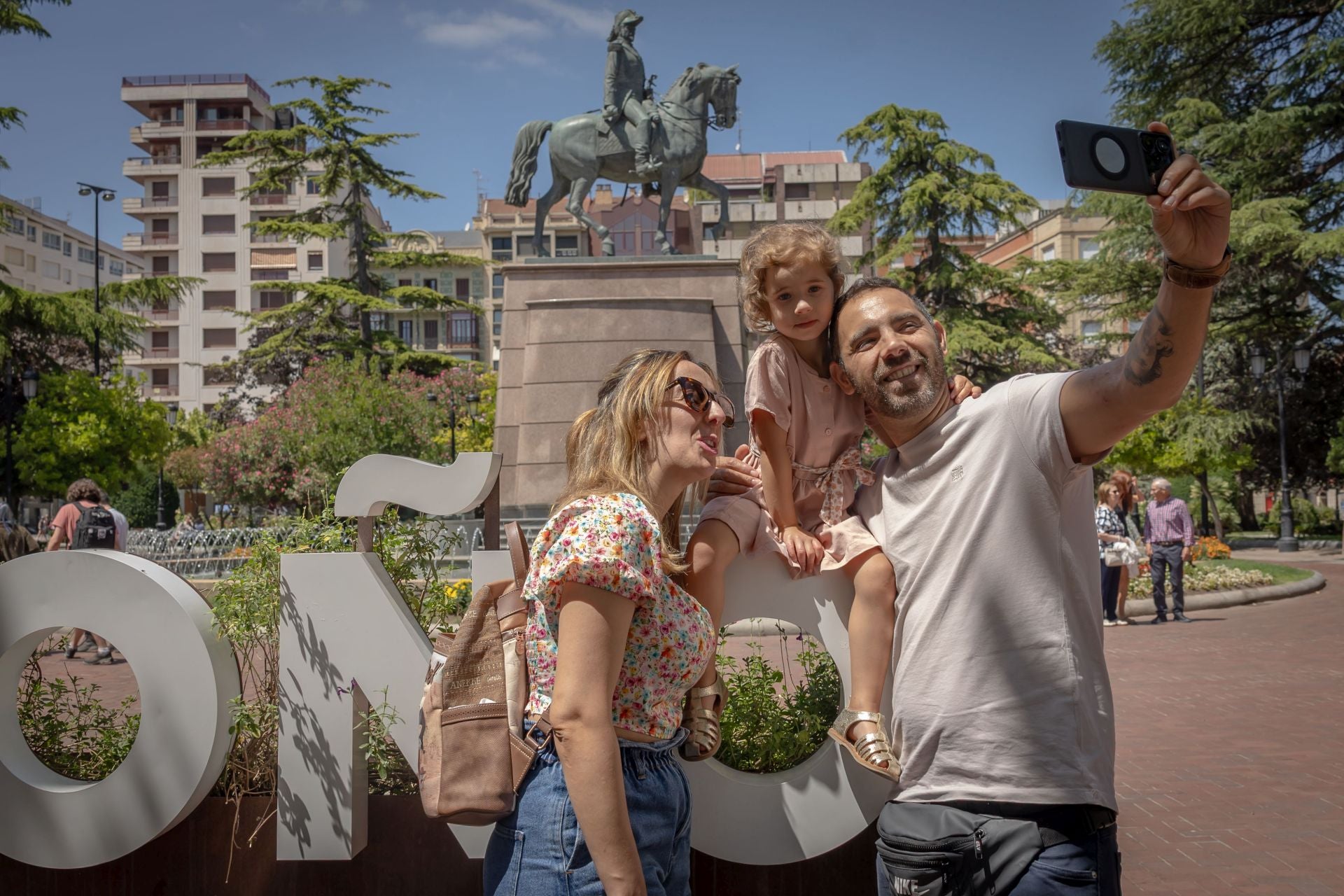 La familia portuguesa en el cartel de Logroño.