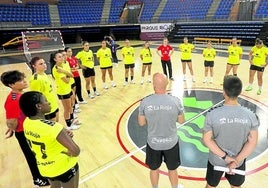 Fran Piedecausa y Dani Berbés se dirigen a las jugadoras en el inicio de la pretemporada.