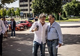 Raúl Ruiz y Gustavo Sáenz conversan de camino hacia el Palacio, minutos antes de entrar en la asamblea.