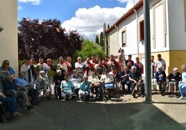 Danzantes de la Gaita de la cofradía y los Hermanos Montero posaron este lunes junto a varios de los usuarios y trabajadoras de la residencia de Cervera.