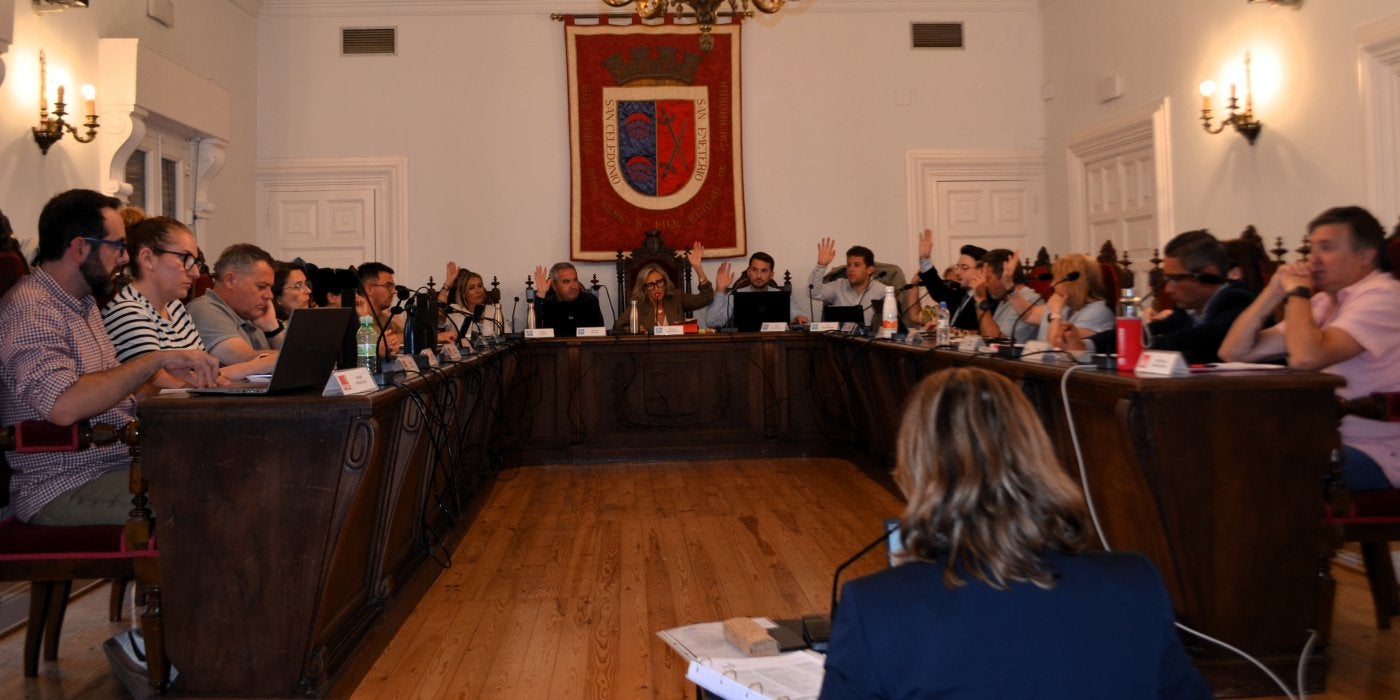 Los concejales del Partido Popular votan a favor de la cuenta general de 2024.