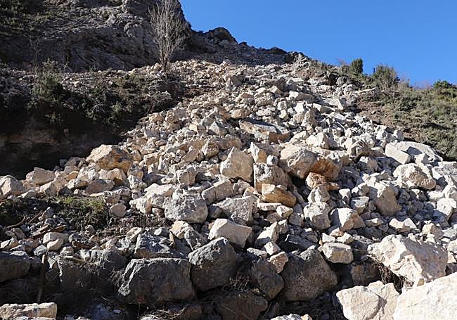 Las rocas sepultaron y mantienen cortada la carretera desde la mañana del 25 de marzo.