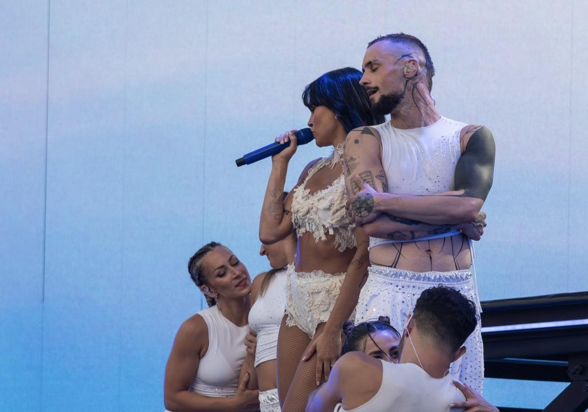 David (de pie), baila junto a Aitana en uno de sus conciertos.