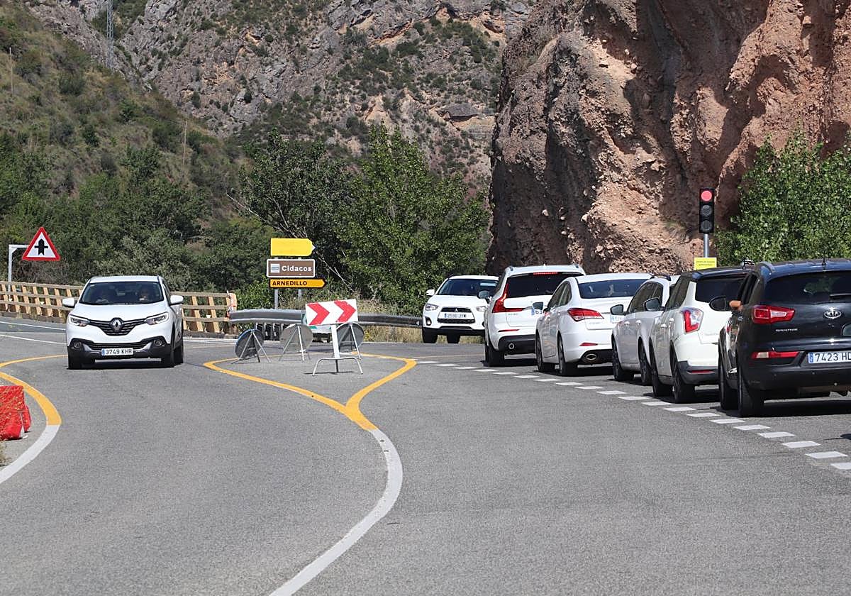 Los conductores tienen 70 segundos con semáforo en verde para pasar y una media de cinco minutos y medio de espera ante el rojo para cruzar el paso alternativo.