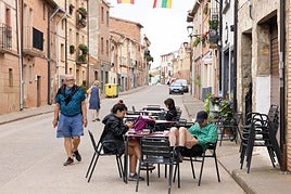 Peregrinos que hacen camino al andar