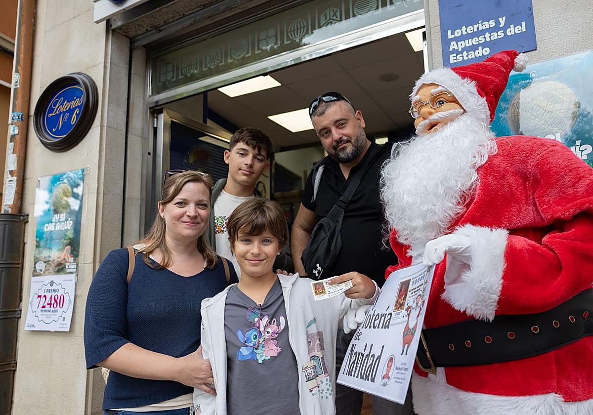 La familia catalana Pacheco Rodrigo (Maite, Ana, Nando y Javi) con el décimo que compraron este lunes en la administración número 6 de Logroño.